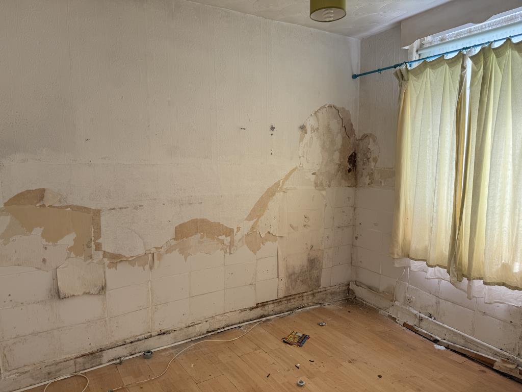 Lot: 83 - TWO-BEDROOM SEMI-DETACHED HOUSE FOR IMPROVEMENT - Living room